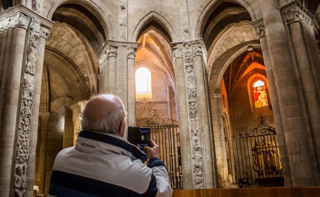 La catedral de Santo Domingo instala vidrieras de Marko Rupnik, acusado de abusos sexuales a monjas en los 90