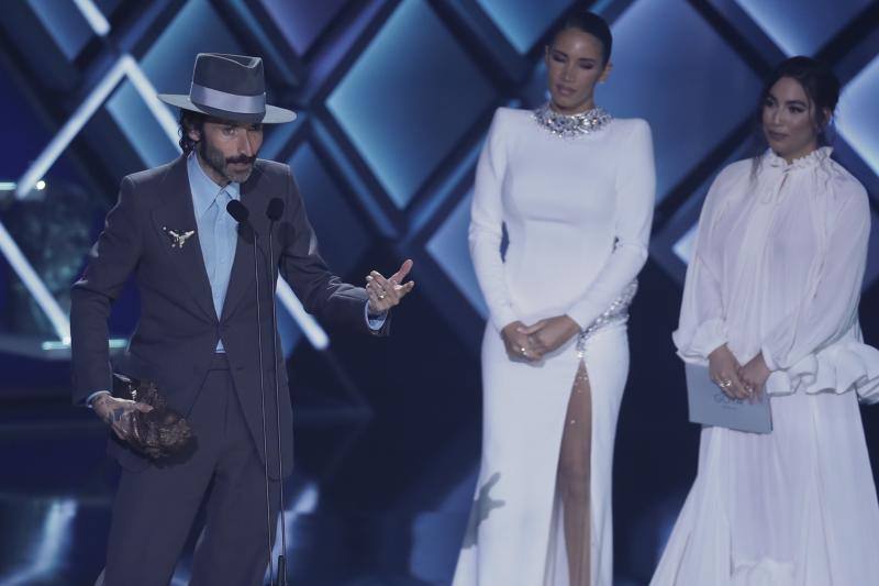 El músico y cantante Leiva tras recibir el premio a Mejor canción original por el tema 'Sintiéndolo Mucho'.