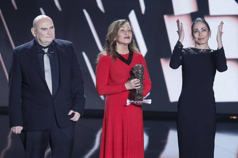 La actriz Eulalia Ramón (c), viuda del director fallecido ayer Carlos Saura, y sus hijos Antonio y Ana recogen el Goya de Honor en el momento más emotivo de la noche.