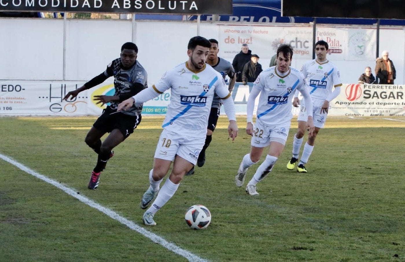 Imanol Arana se lleva el balón. 