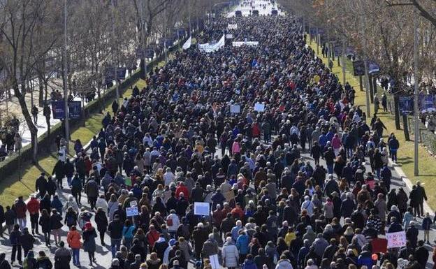 Manifestantes se dirigen hacia la plaza de Cibeles, destino de la protesta madrileña para defender la sanidad pública