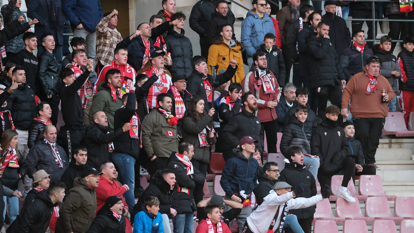 Fotos: El ambiente en la grada de Las Gaunas en el derbi SDL-UDL