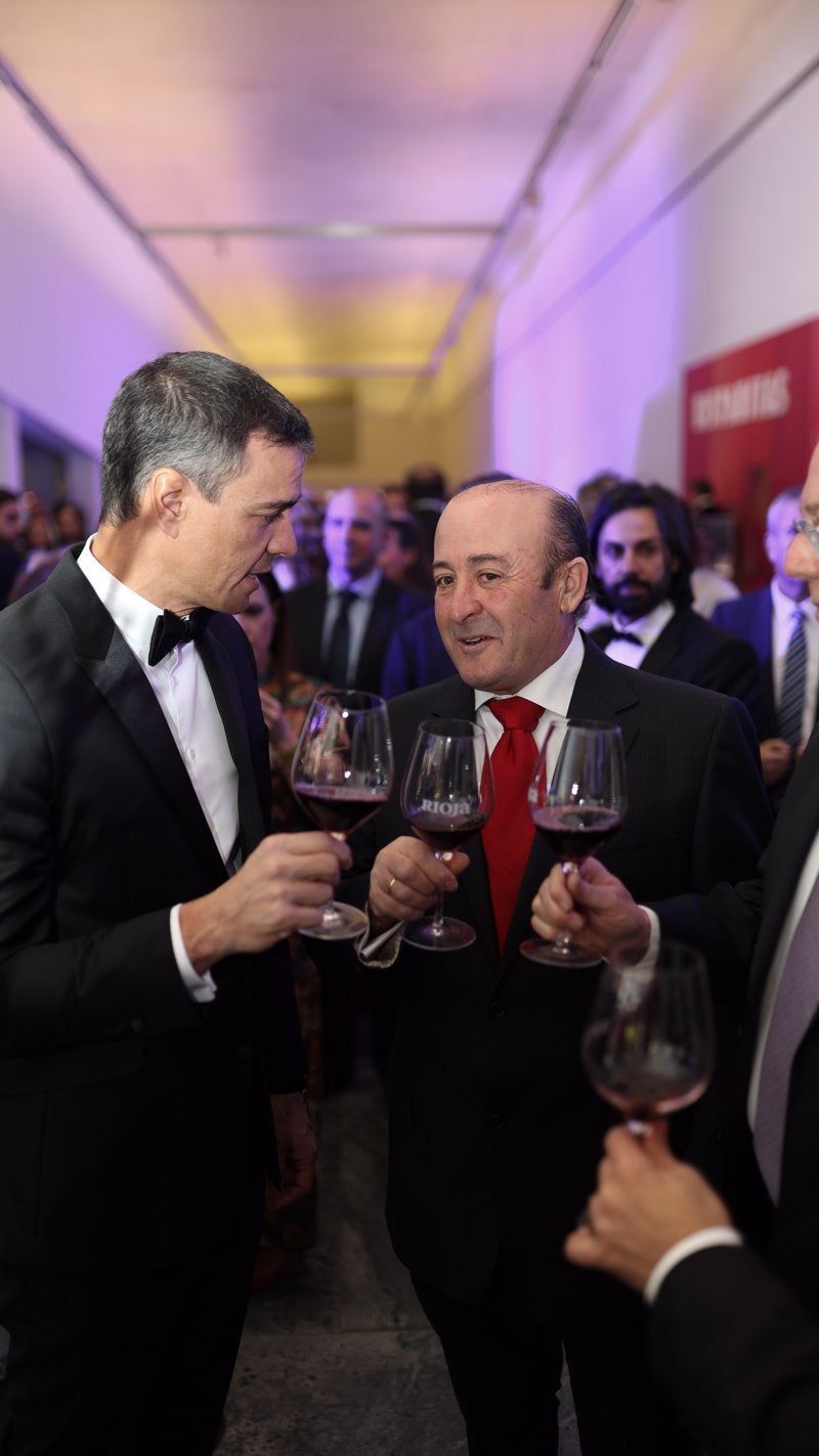 Pedro Sánchez brinda con Fernando Ezquerro. 