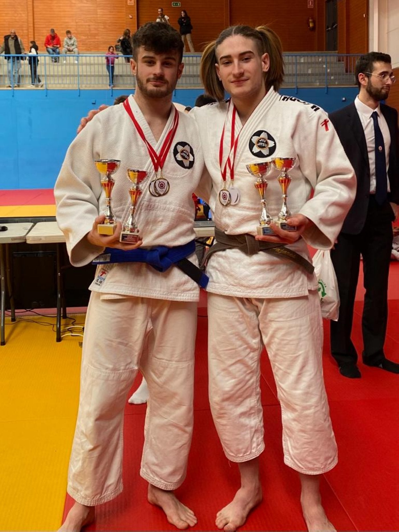 Los hermanos Pajares, con sus trofeos y medallas. 