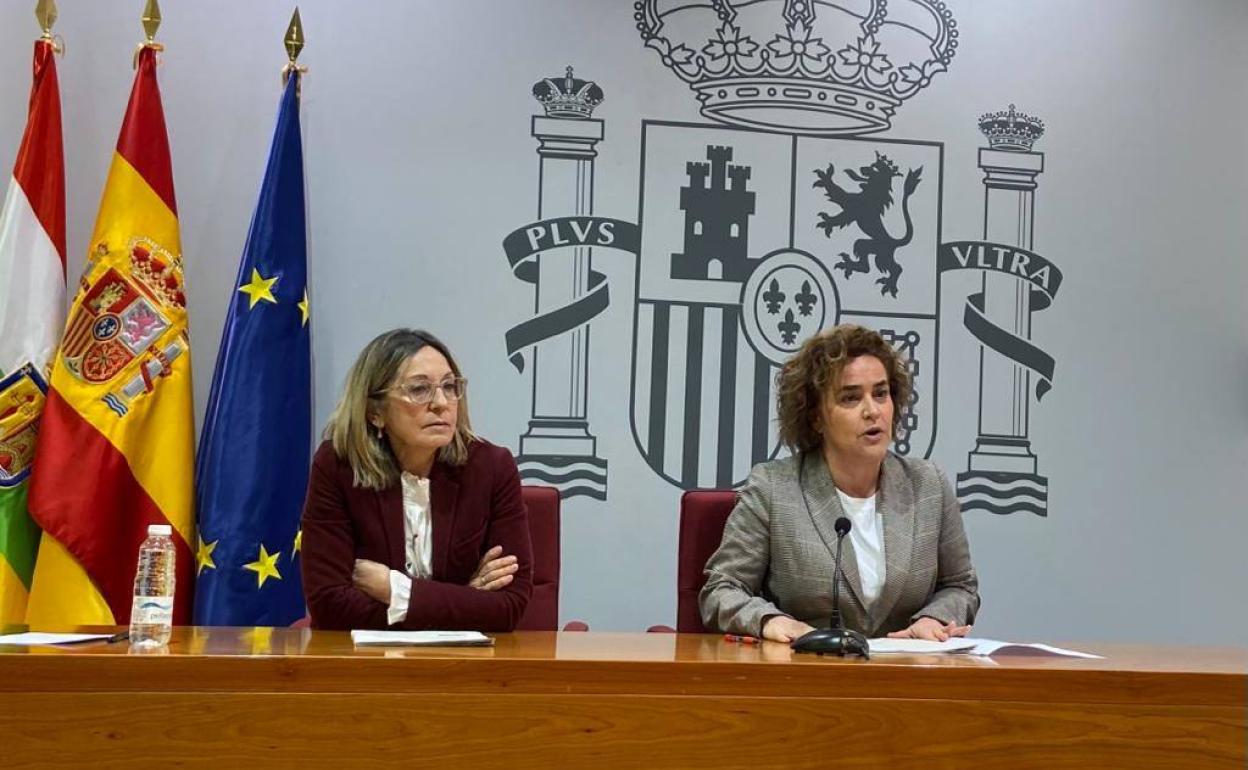 La jefa de la Unidad de Coordinación contra la Violencia sobre la Mujer, Flor Moral Pérez, y la delegada del Gobierno en La Rioja, Beatriz Arraiz Nalda.