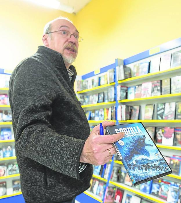 José Luis, a sus 64 años, es ya el último «videoclubero» de Logroño. 