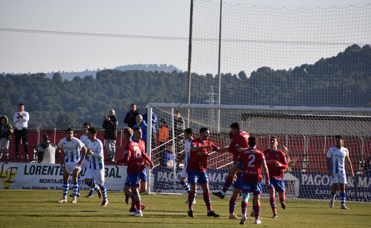 Celebración del gol de Vidorreta el domingo en La Planilla. 