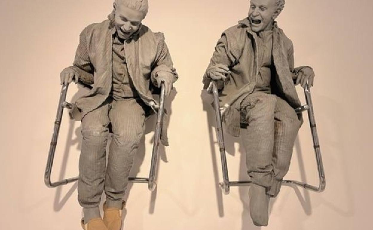 'Two Seated on the Wall (2001), obra de Juan Muñoz presente en la muestra