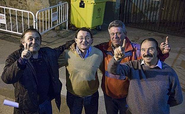 Buta, Chino, Canuto y 'PJ' miran al cielo en el que vieron aquel objeto volante. 