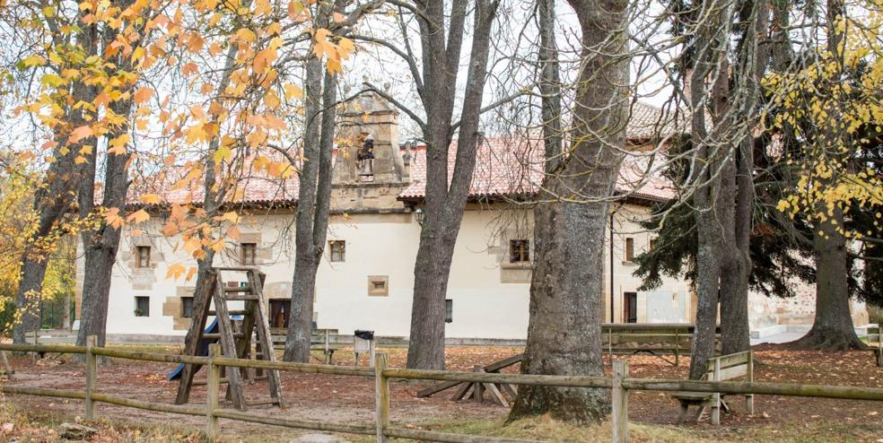 Parte del edificio en el que se localiza el albergue, bar y restaurante, dentro de la ermita de Carrasquedo. 