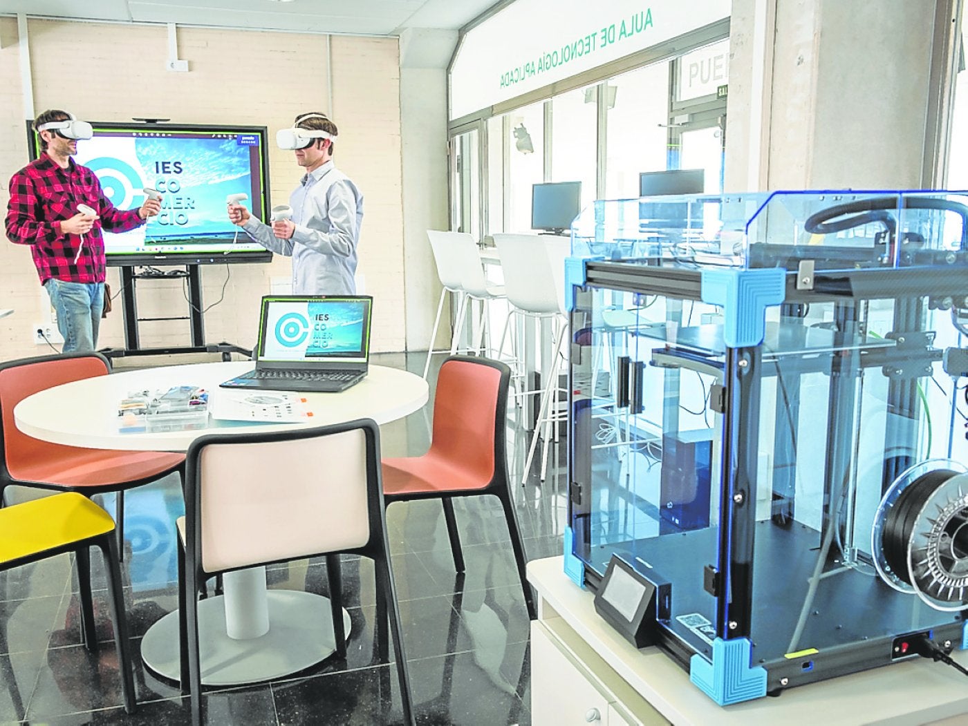 El director del centro y un profesor practican con la realidad virtual en el Aula de Tecnología Aplicada. 