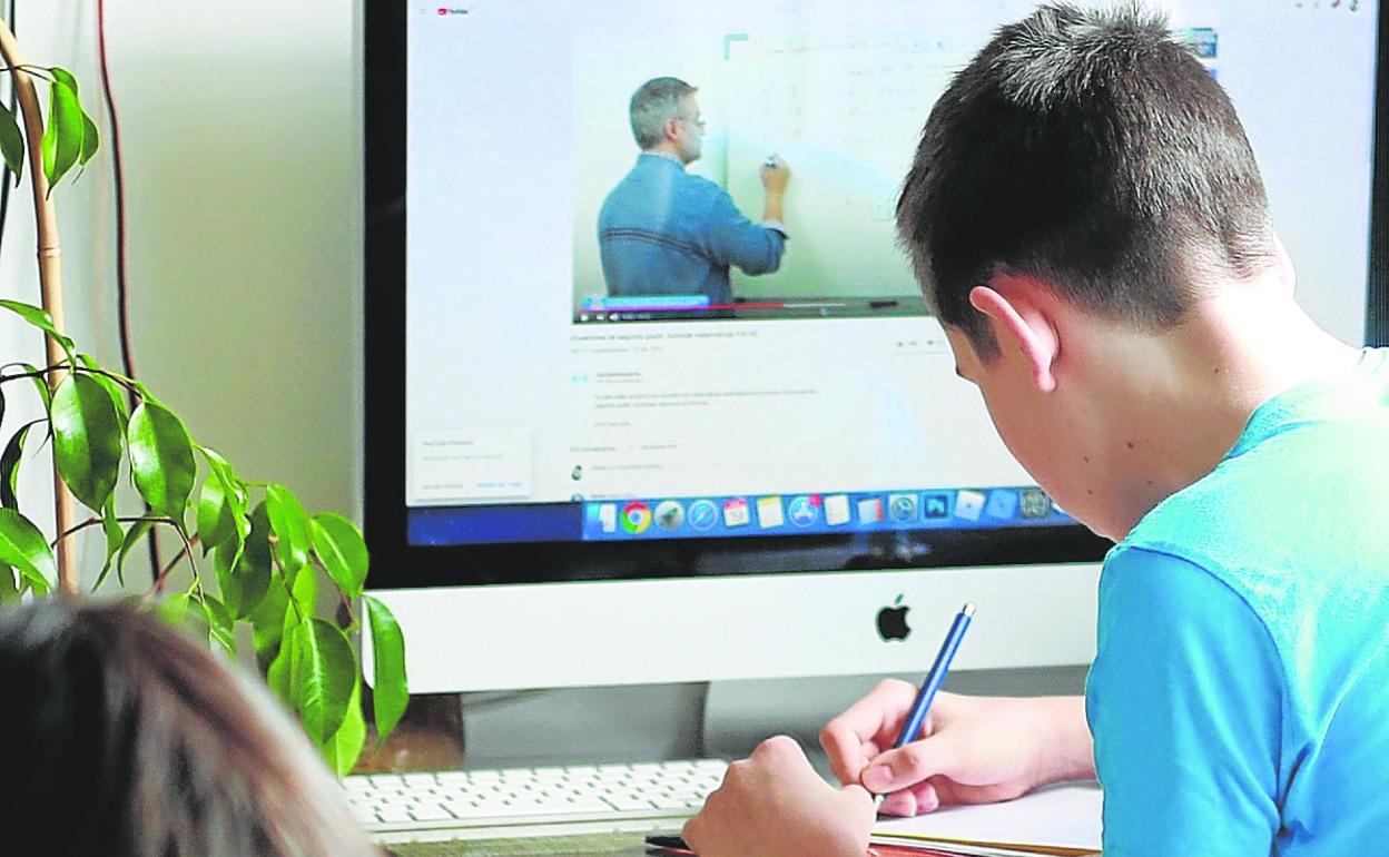 Un estudiante sigue desde casa sus clases 'on line', durante el confinamiento. 