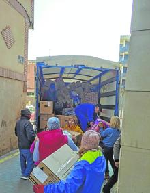 Imagen secundaria 2 - Arriba, parte de los miembros del colectivo Alberite Solidario. Debajo, a la izquierda: integrantes de la entidad social y de la asociación Arabella. A la derecha: personas de diferentes entidades cargan cajas en el camión. 