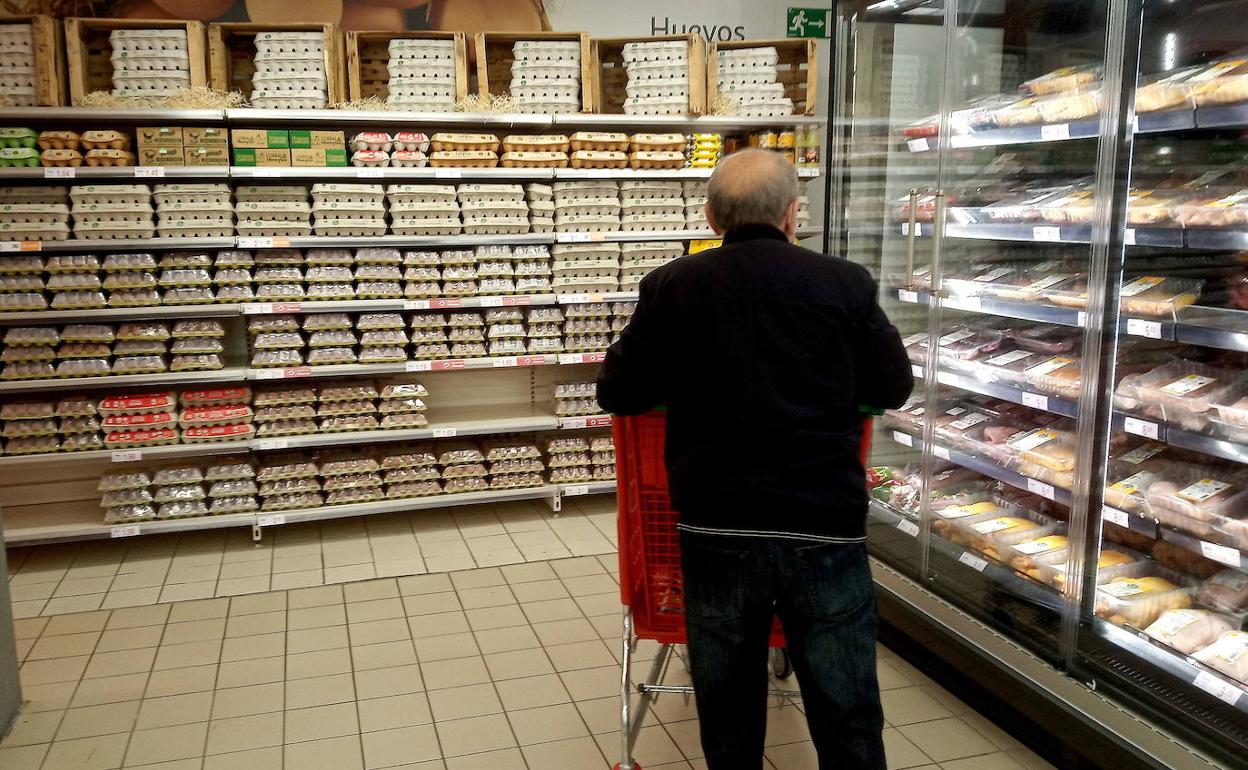 Un hombre hace la compra en un supermercado riojano. 