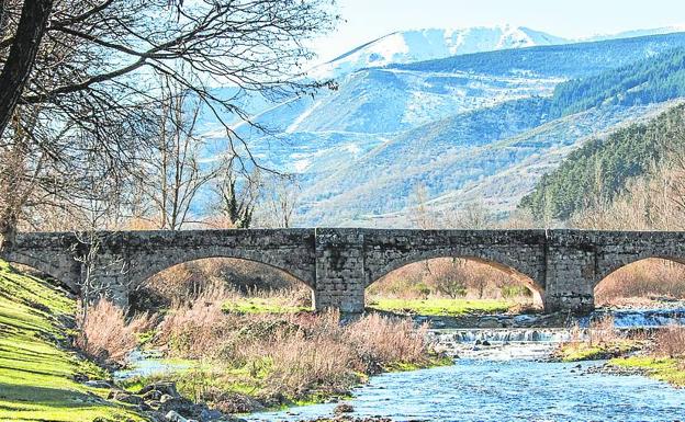 Imagen principal - Arriba: El término municipal está lleno de senderos que recorrer. Debajo, a la izquierda: el Oja se recarga en estas fechas y, junto a la nieve en los montes, ofrece una estampa de postal. A la derecha: Valdezcaray, otra opción. 