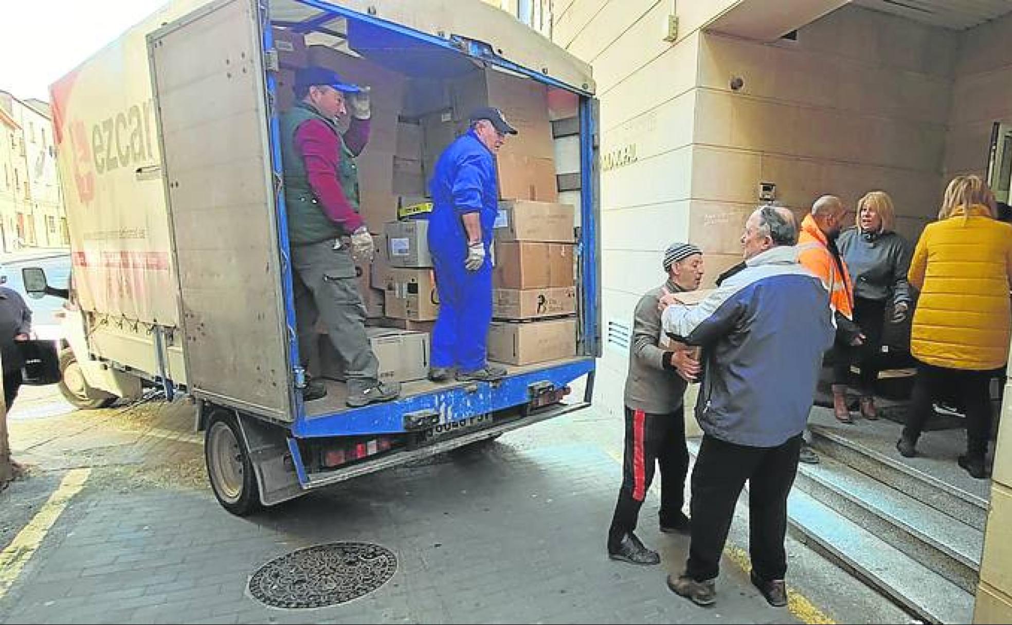 El camión, a punto de llenarse en Alberite. 