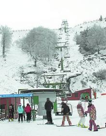 Imagen secundaria 2 - Arriba: El término municipal está lleno de senderos que recorrer. Debajo, a la izquierda: el Oja se recarga en estas fechas y, junto a la nieve en los montes, ofrece una estampa de postal. A la derecha: Valdezcaray, otra opción. 