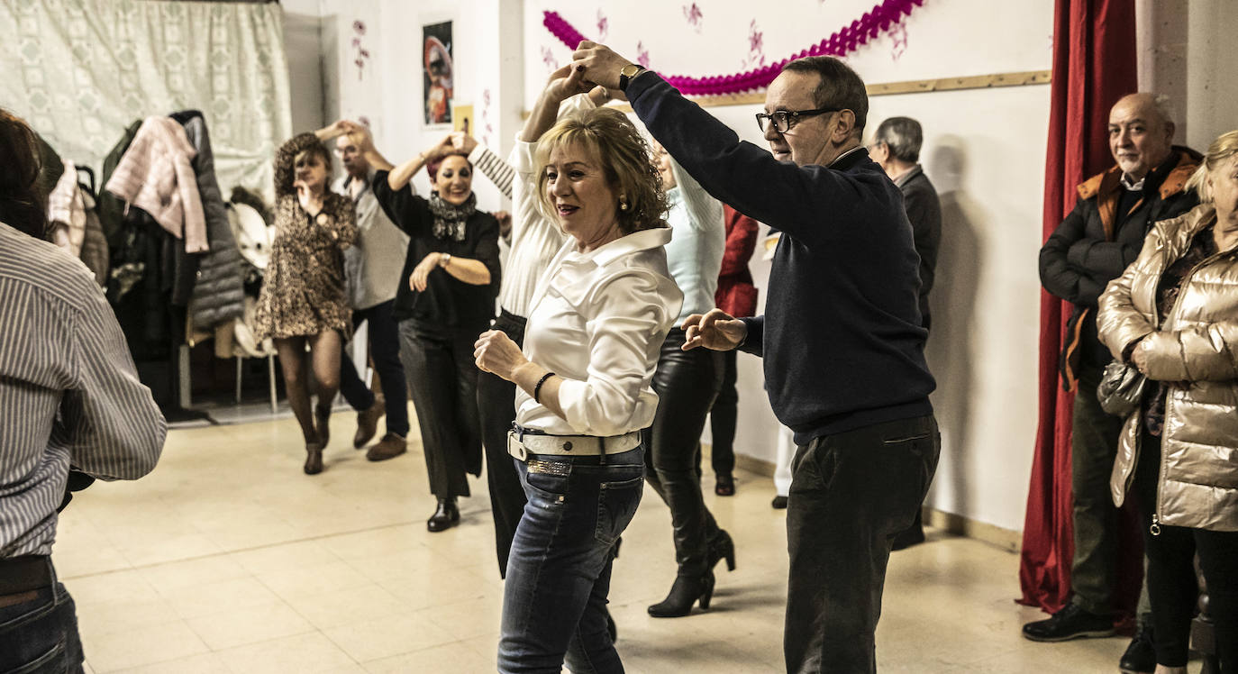 Bailes para celebrar el Jueves Lardero en la fiesta del Plus Ultra que acogió la Asociación de Vecinos del Centro Histórico de Logroño.