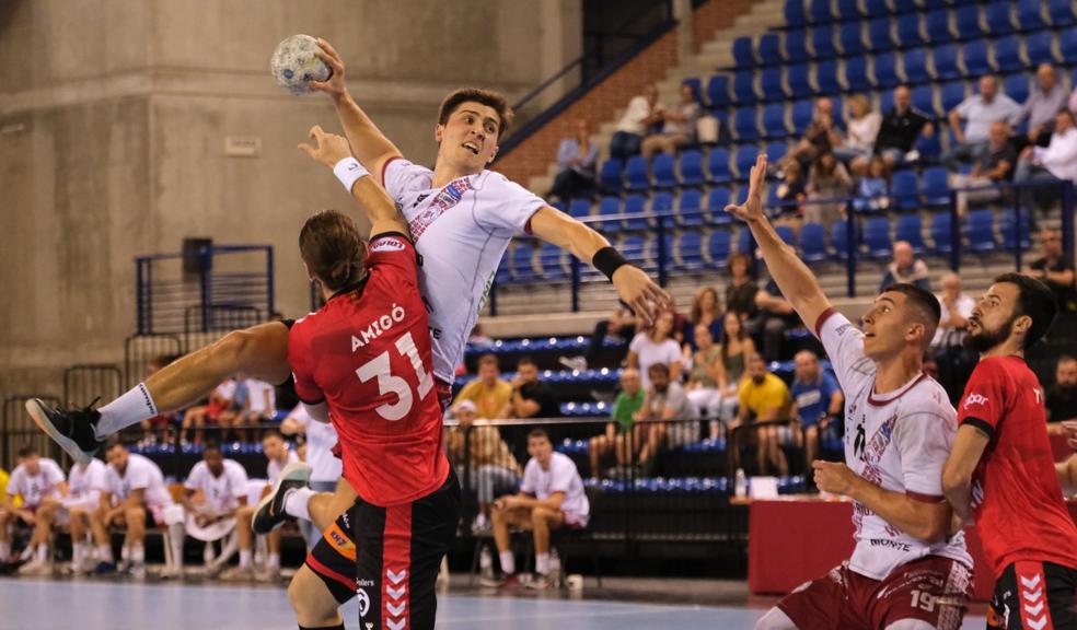 Álvaro Preciado intenta lanzar ante el marcaje de Joan Amigó en el encuentro jugado en Logroño. 