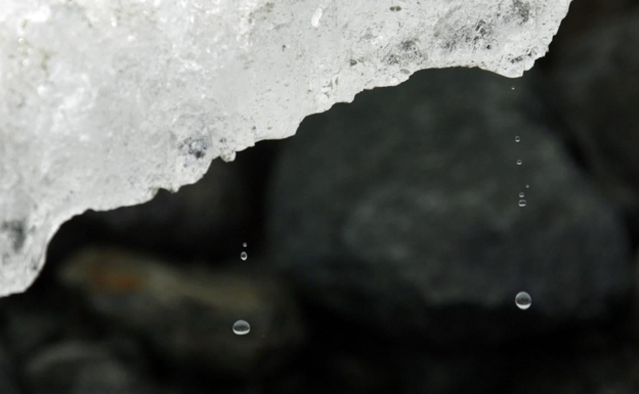 Gotas se desprenden de un trozo de hielo del glaciar Arolla, en los Alpes suizos, cerca de Sion.