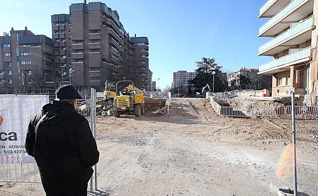 Imagen de este viernes del estado de las obras del puente sobre las vías. 