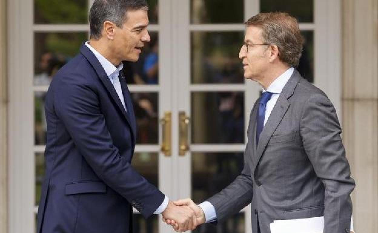 El presidente del Gobierno, Pedro Sánchez (izquierda), y el líder del PP, Alberto Núñez Feijóo.