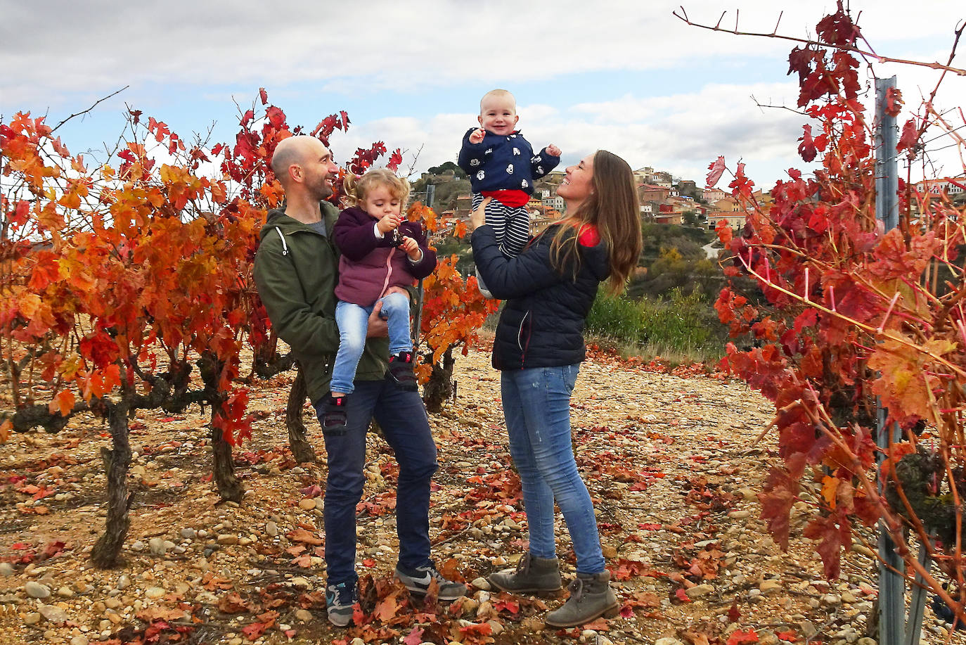 El viticultor, con su familia en el viñedo del Mazuelo de la Quinta Cruz. 