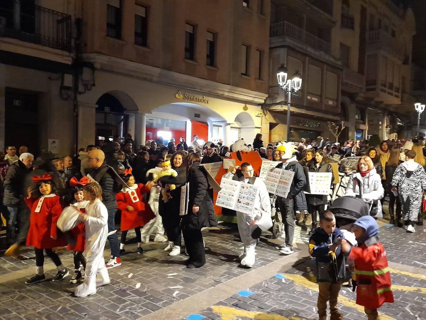 Fotos: La Reina del Carnaval encabeza el pasacalles en Calahorra