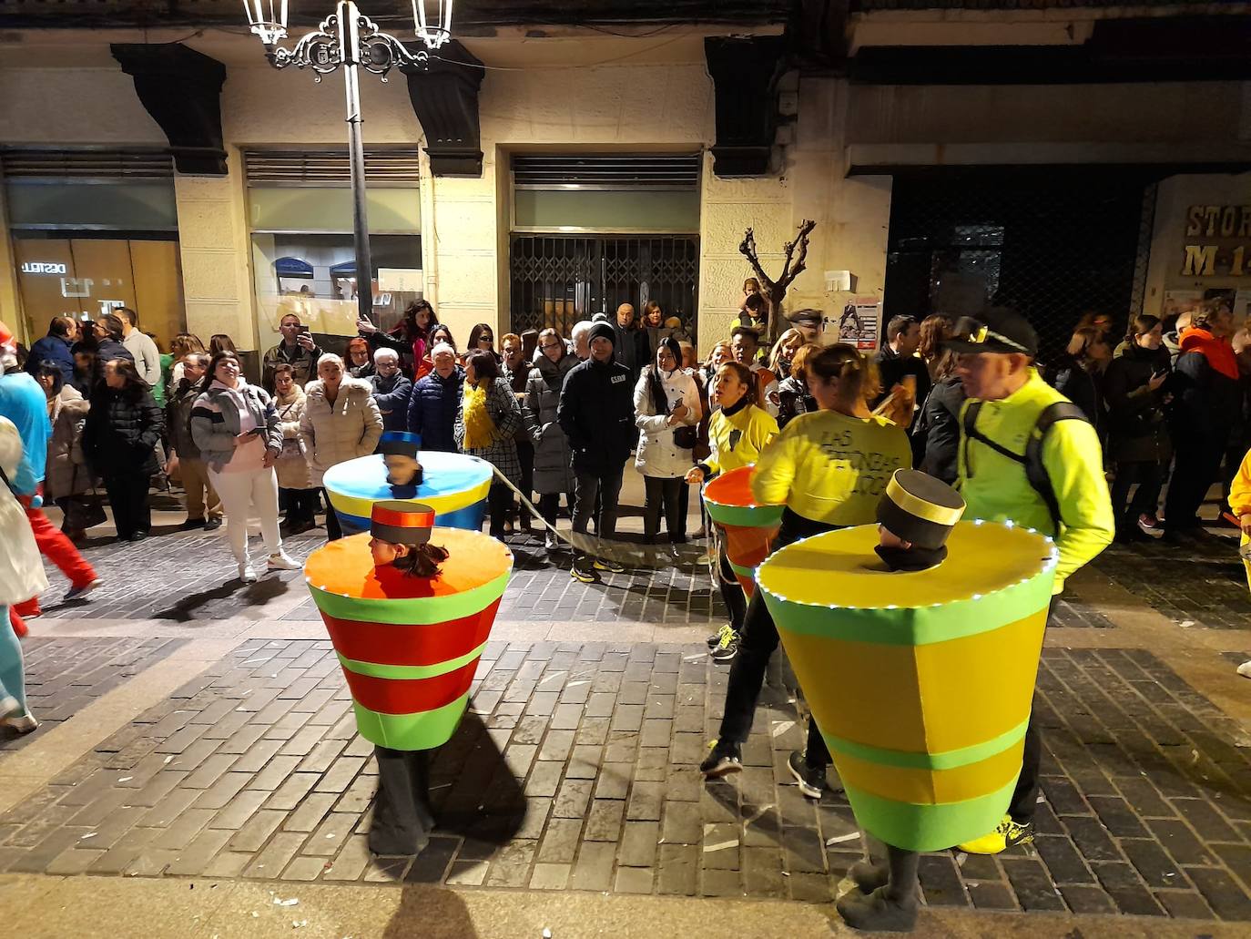 Fotos: La Reina del Carnaval encabeza el pasacalles en Calahorra