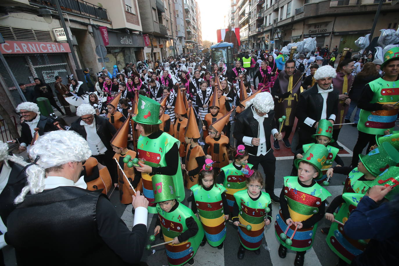 Fotos: Color y música en el multitudinario desfile de Logroño