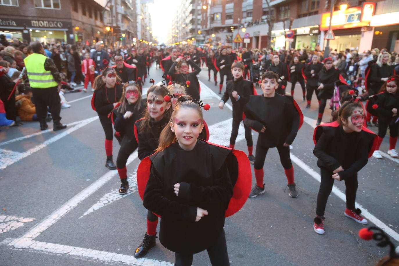 Fotos: Color y música en el multitudinario desfile de Logroño