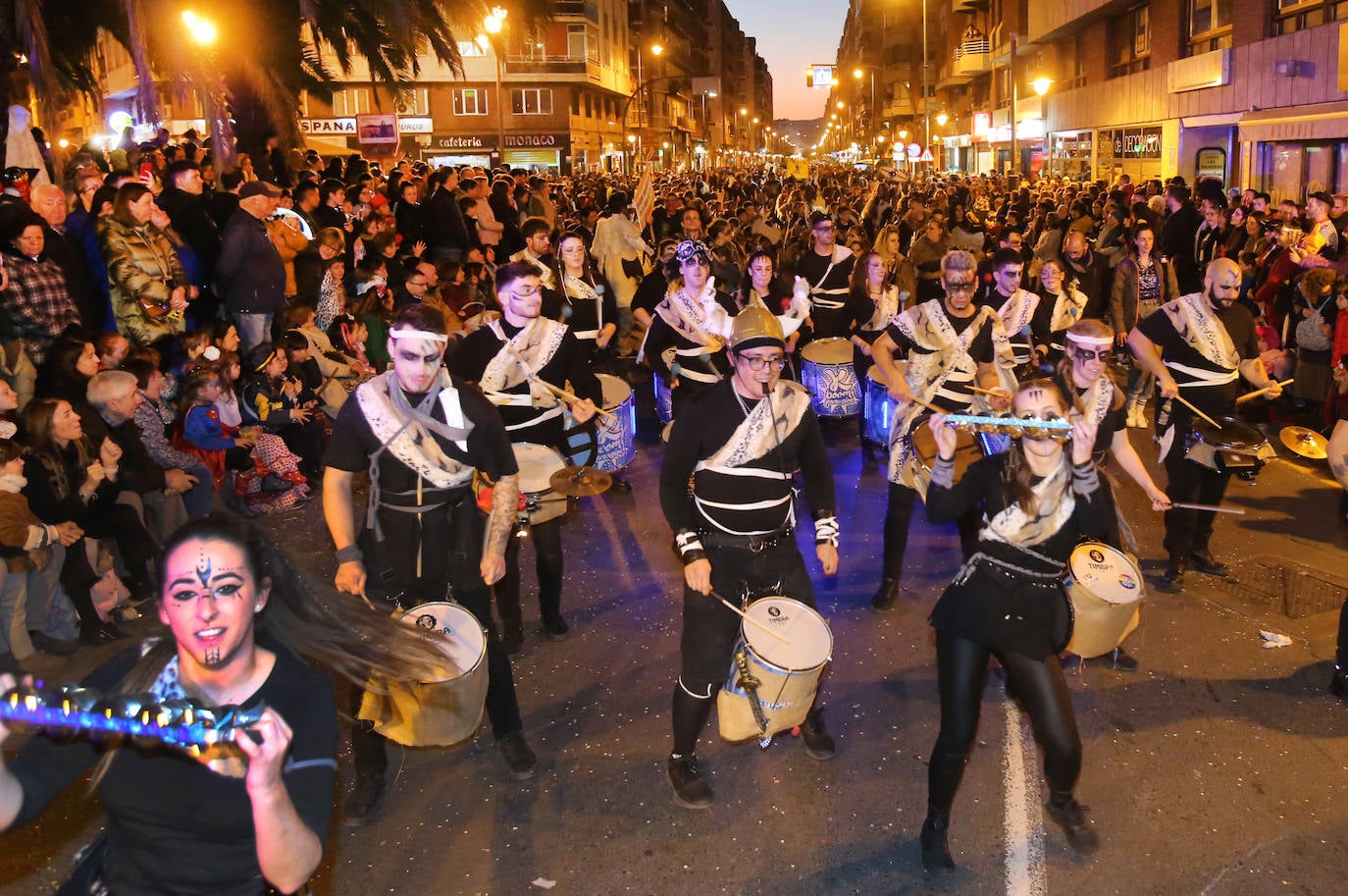 Fotos: Color y música en el multitudinario desfile de Logroño