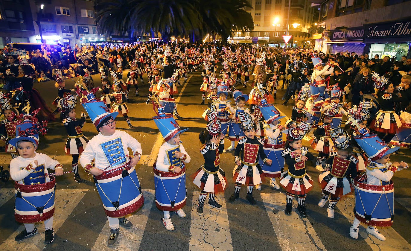 Fotos: Color y música en el multitudinario desfile de Logroño