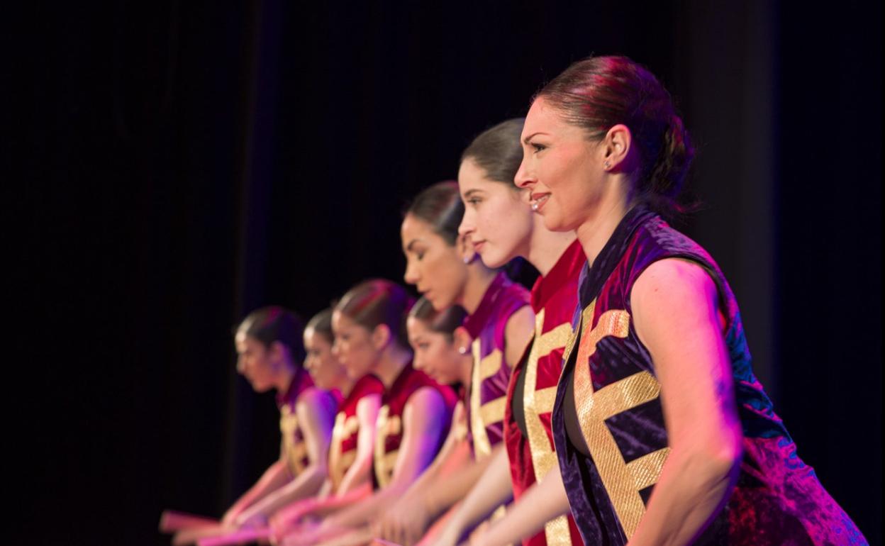 Las siete bailarinas de 'Woman' en uno de los números del espectáculo. 