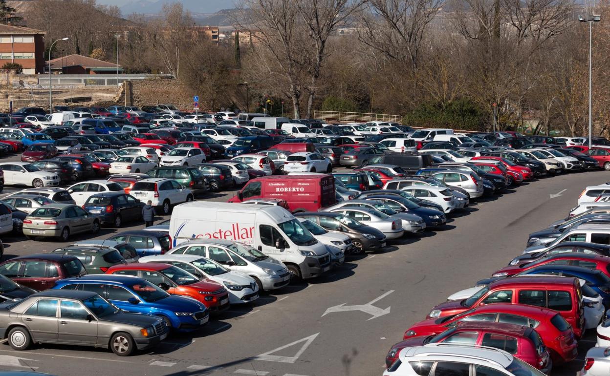 Cientos de coches pueblan día a día el aparcamiento junto al Revellín y Valbuena. 