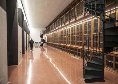 Imagen secundaria 1 - La biblioteca, con los anaqueles de madera. 