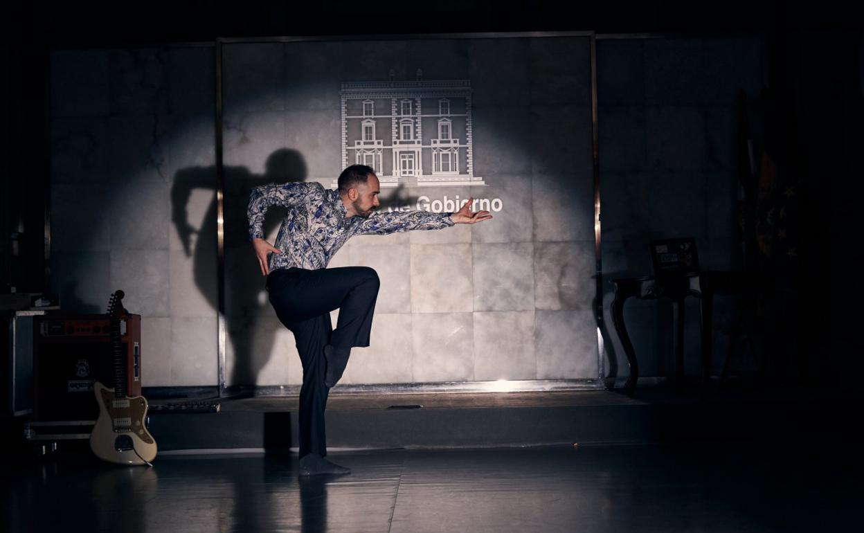 Ensayo de Samuel Retortillo de su coreografía 'Políticas del cuerpo', en el Palacio de Gobierno de La Rioja. 