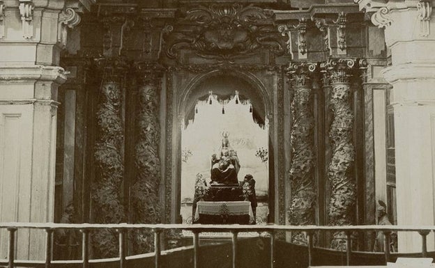 El retablo de la desaparecida Iglesia de la Virgen de Monserrat en 1930.