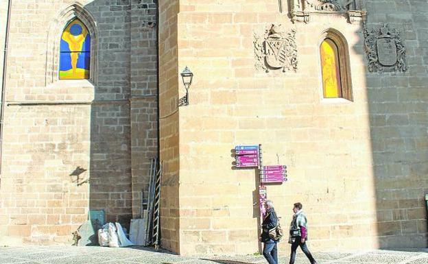 Dos de las vidrieras recientemente instaladas en la catedral vistas desde fuera. / 