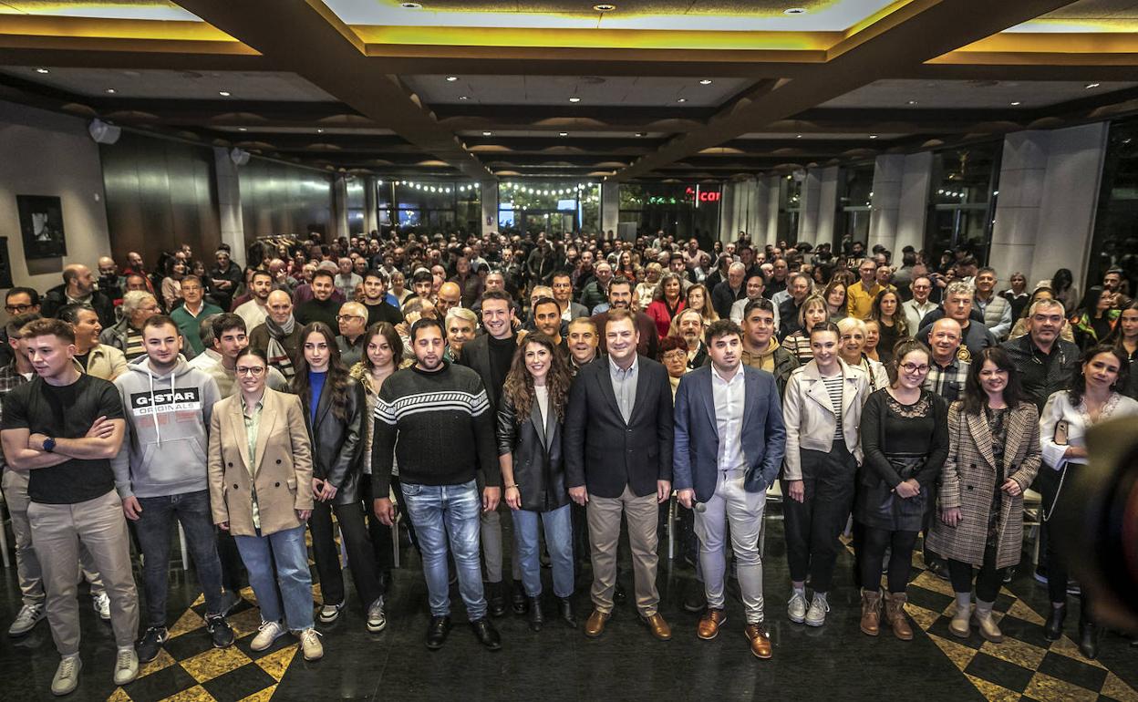 Asistentes a la presentación pública de Por La Rioja, junto a Alberto Bretón. 