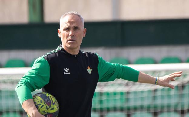 Gerardo García León dirige un entrenamiento del Betis Féminas. 