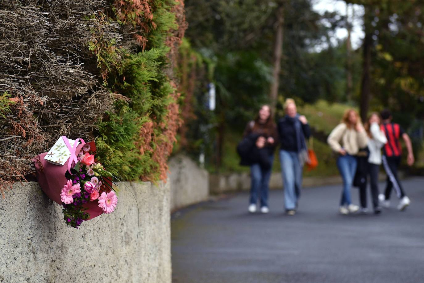 Flores en la entrada del Liceo en homenaje a la profesora asesinada