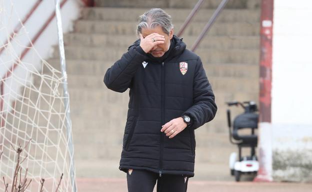 Natxo González se tapa la cara en un entrenamiento de esta semana. 