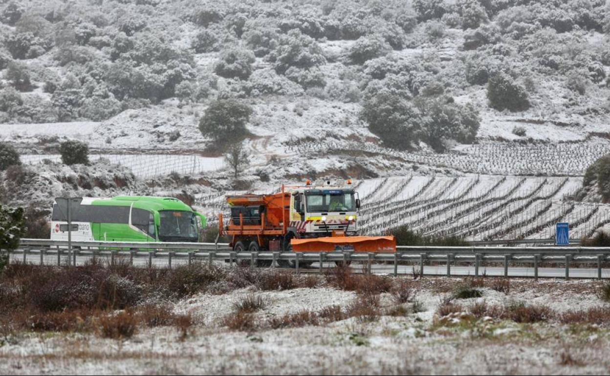 Imagen de un quitanieves, ayer en las carreteras riojanas. 