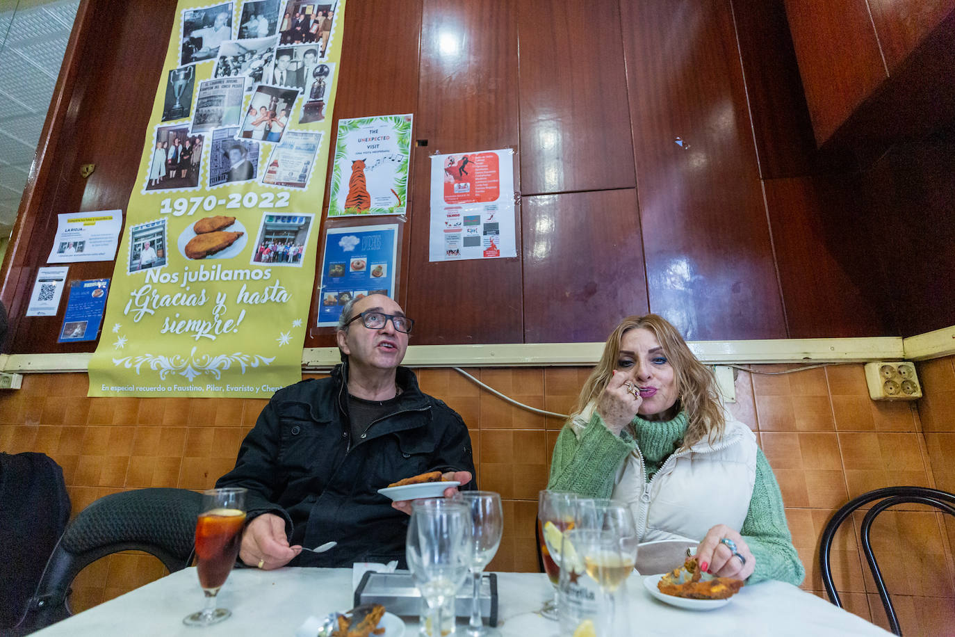 Ángel y Ruth, que se enteraron hoy mismo de que cerraba el bar, muestran sus tigres sentados en el interior del bar.