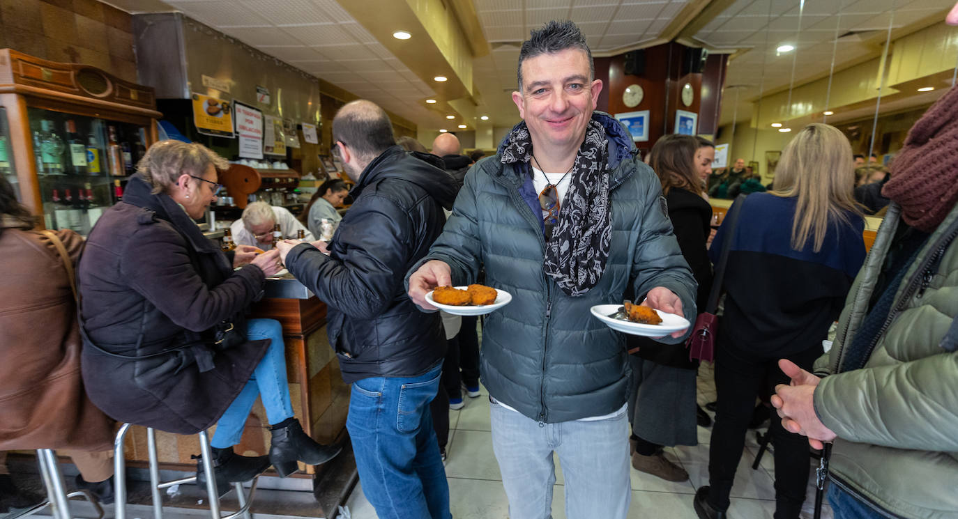 Ángel se dispone a degustar los tigres en el último día del bar.