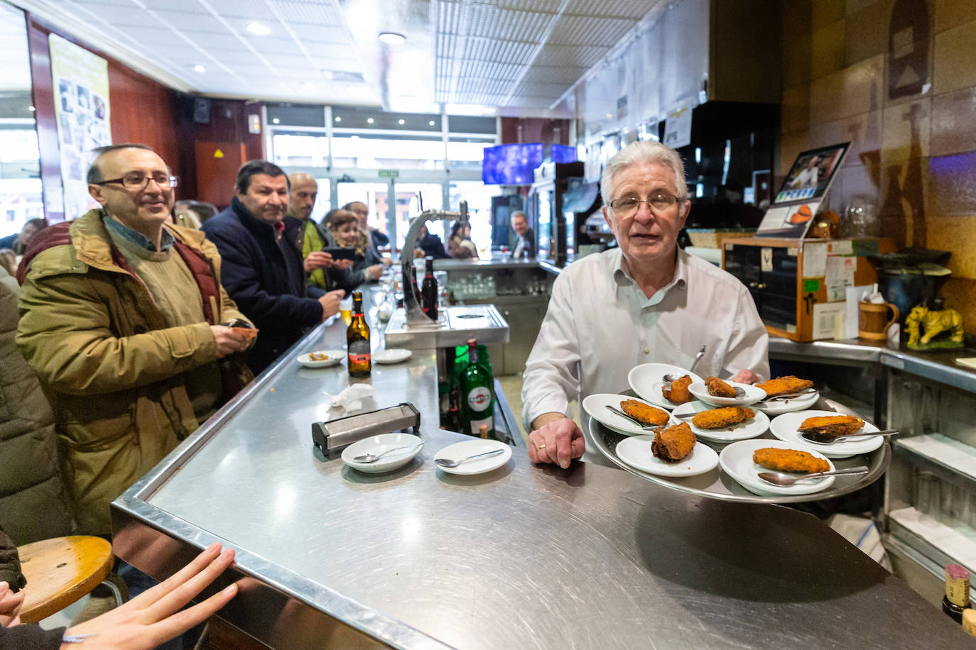 Martín Peso muestra la última bandeja de tigres que sirvió el bar 5 Pesos de Logroño en el mediodía del sábado.