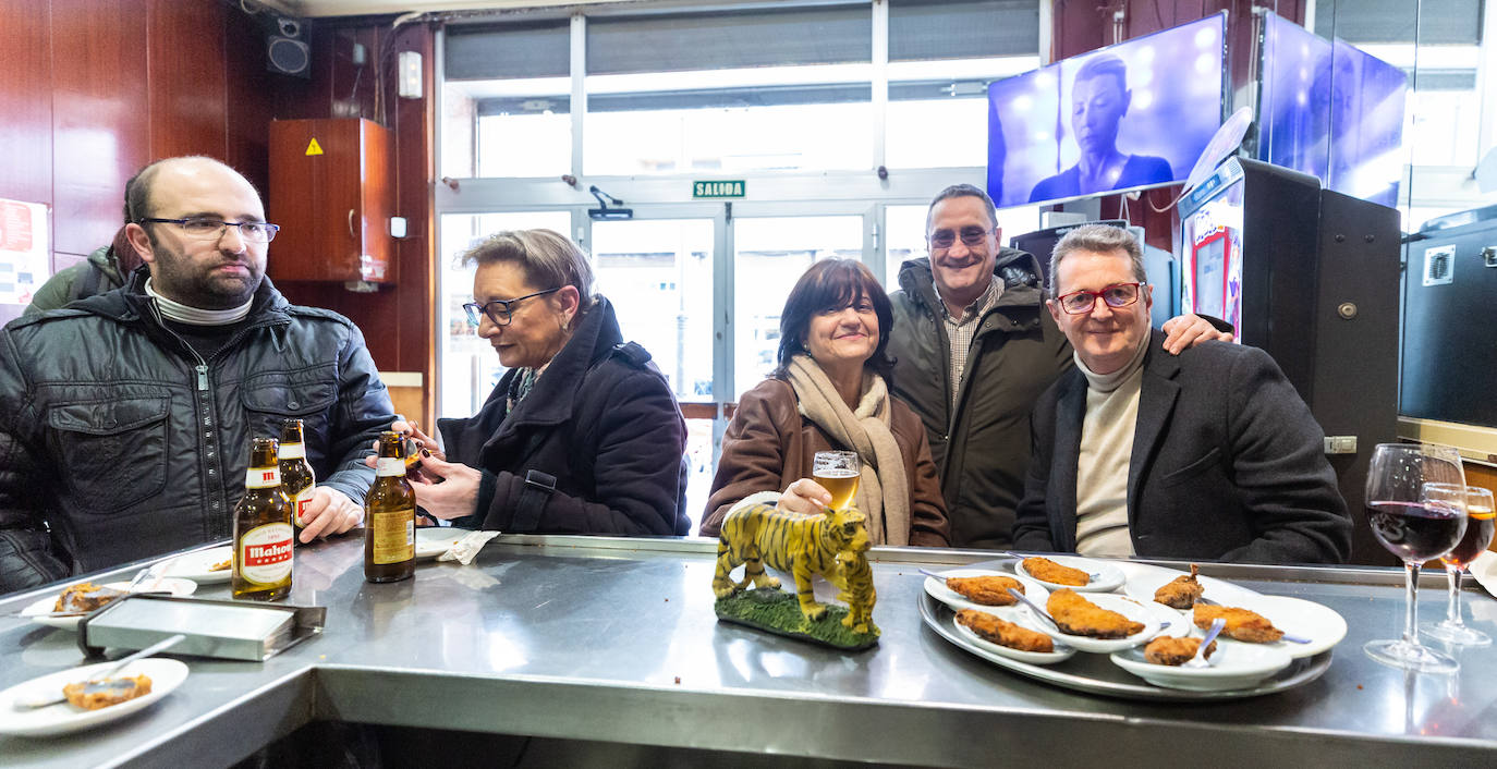 Luismi, José Ignacio y Belén, a punto de degustar los últimos tigres servidos este mediodía.