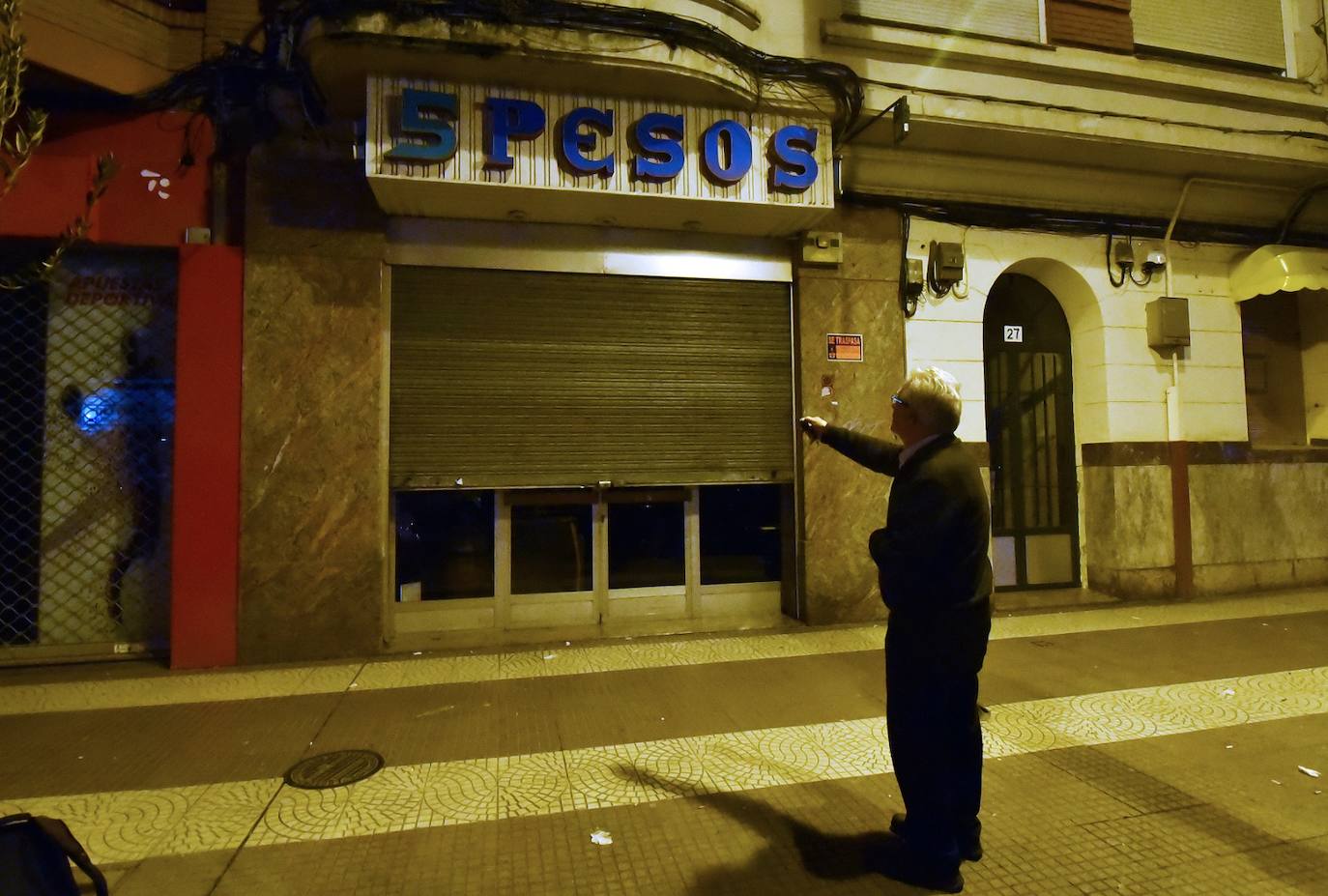 Martín baja la persiana del bar por última vez.