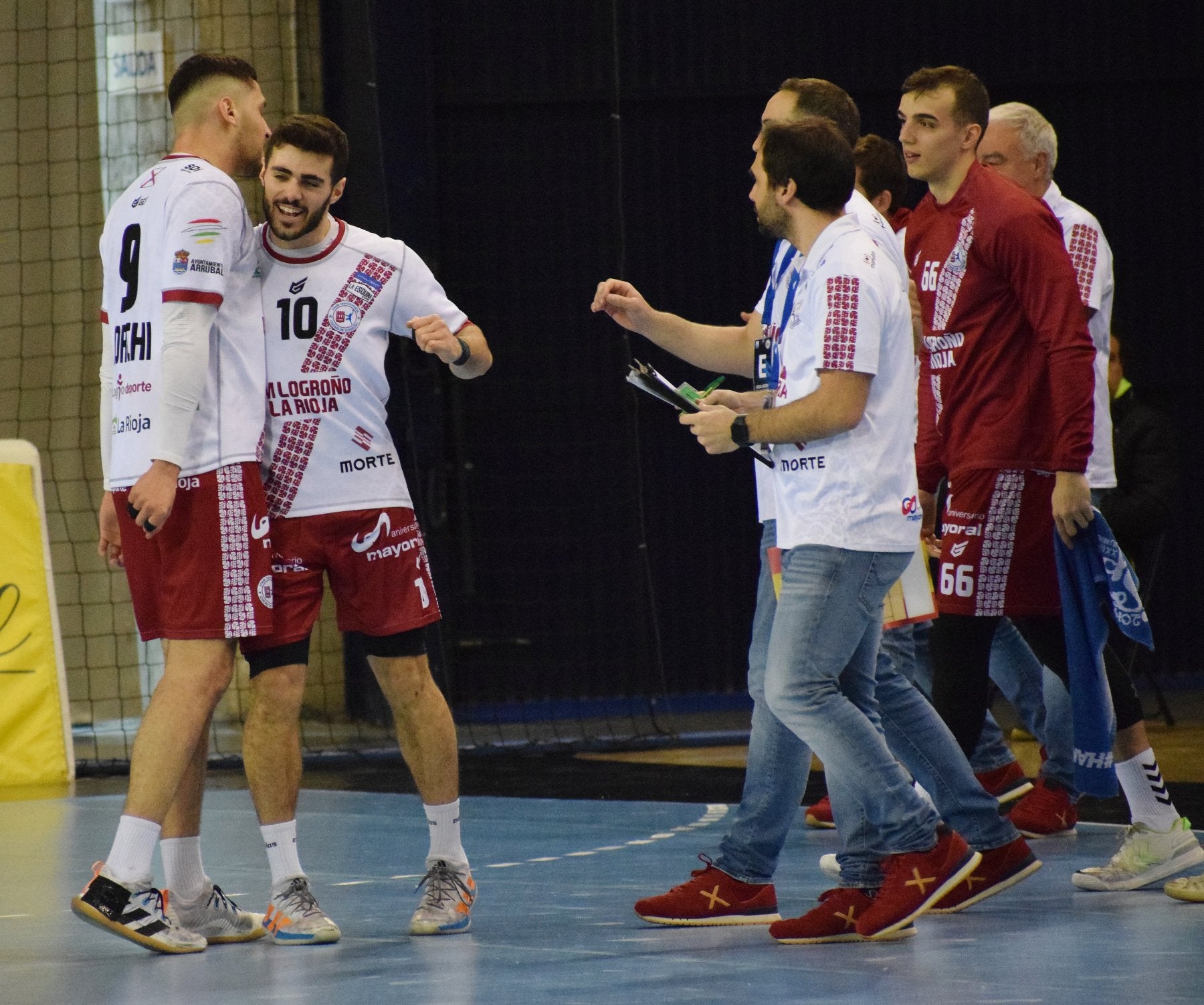 Ismael El Korchi y Álex Rubiño celebran un gol el sábado. 